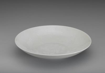 图片[2]-Dish with impressed floral pattern in white glaze, Qing dynasty (1644-1911)-China Archive